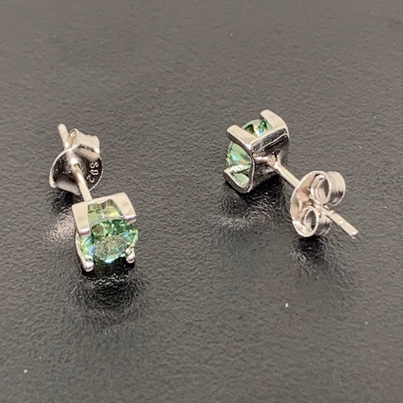 Orecchini a bottone in argento 925 con Moissanite verdi da 0.5 carati cadauno.
