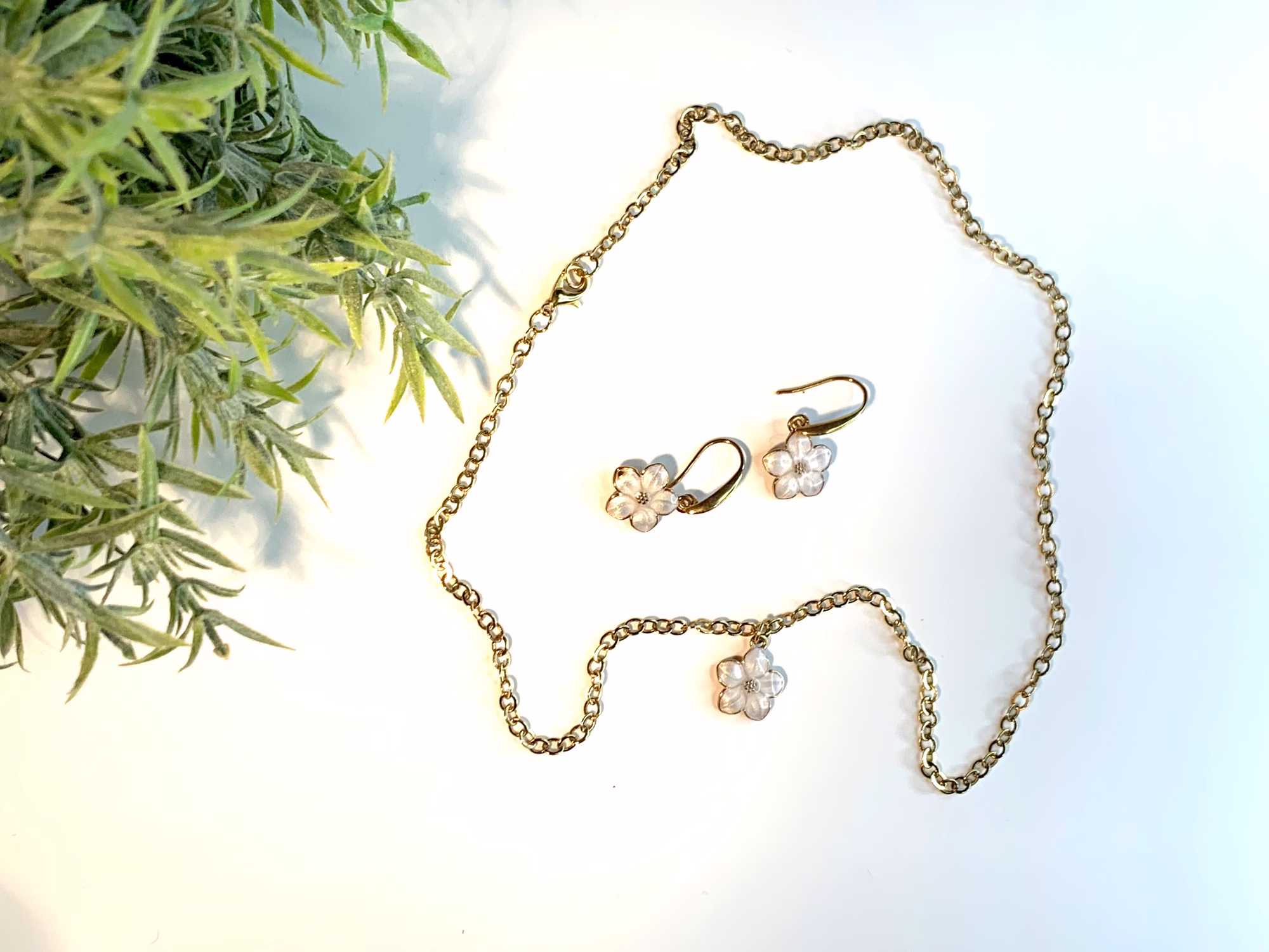 Mother of Pearl Flower Earrings and Necklace Set - immagine 3
